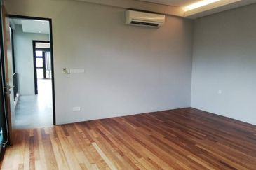 Ampang (Ukay) - guarded road, quiet