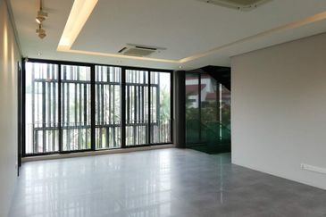 Ampang (Ukay) - guarded road, quiet