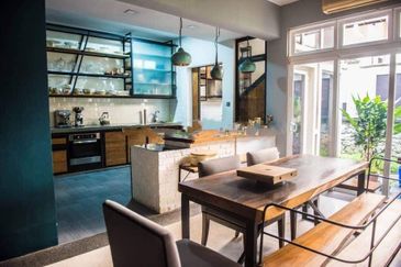 D'Villa - gated, tastefully renovated