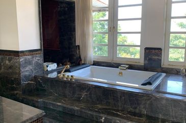 Bangsar Hill-gated, infinity pool, fantastic view 