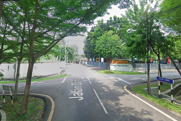 Prime freehold land. Walk to LRT (Office/Cafe)