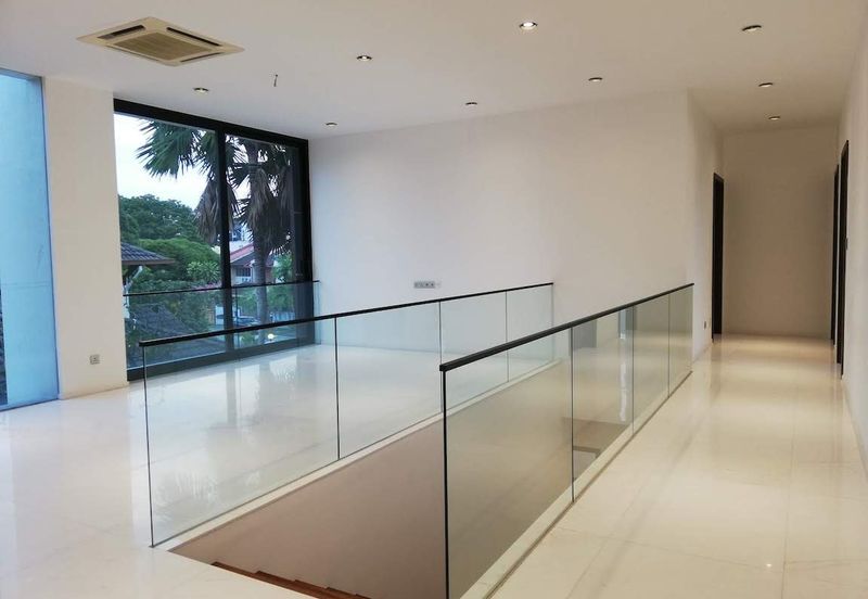 DH - With lift, park 6 cars, walk to shops