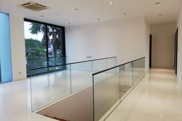 DH - With lift, park 6 cars, walk to shops