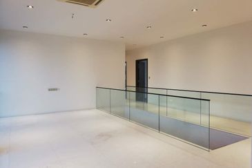 DH - With lift, park 6 cars, walk to shops