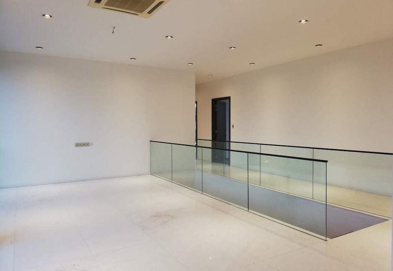 DH - With lift, park 6 cars, walk to shops