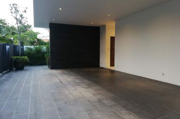 DH - With lift, park 6 cars, walk to shops