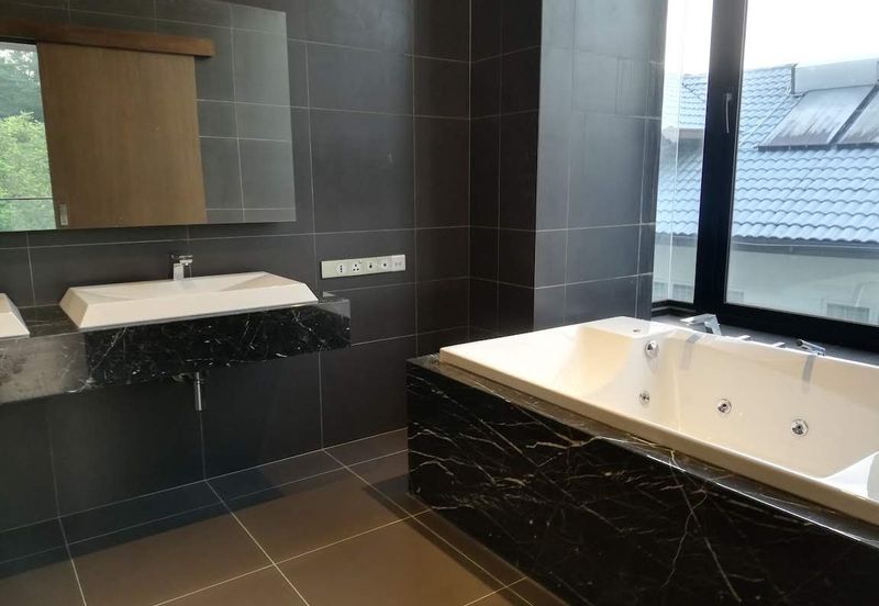 DH - With lift, park 6 cars, walk to shops