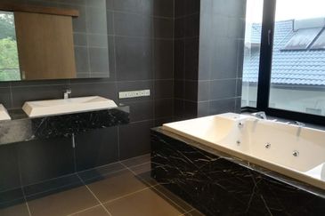 DH - With lift, park 6 cars, walk to shops