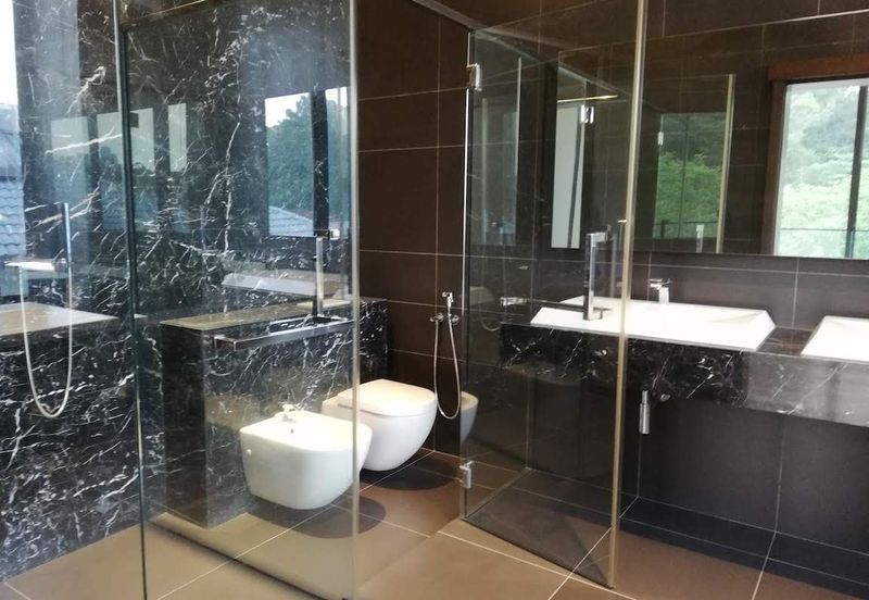 DH - With lift, park 6 cars, walk to shops