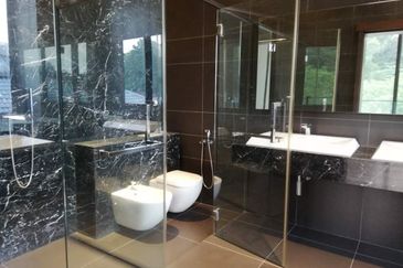 DH - With lift, park 6 cars, walk to shops