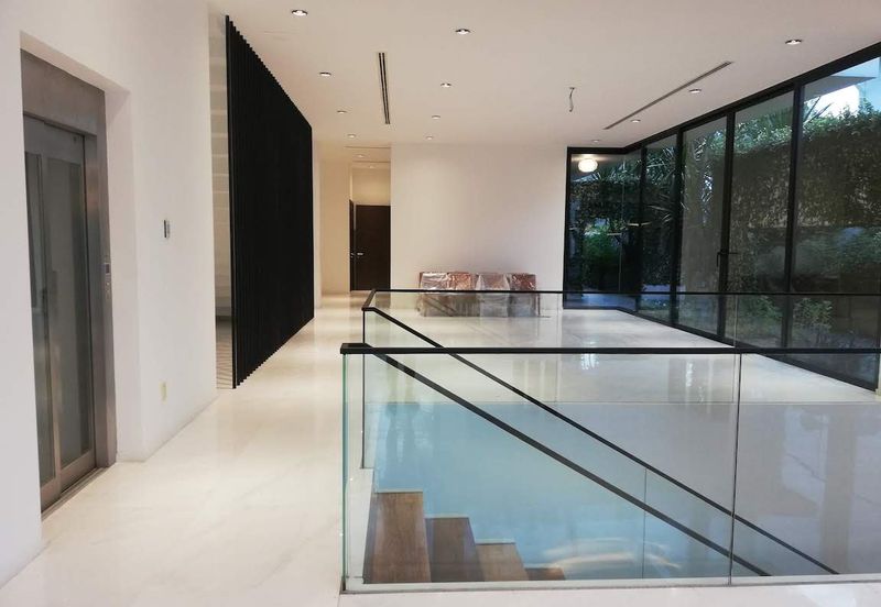 DH - With lift, park 6 cars, walk to shops