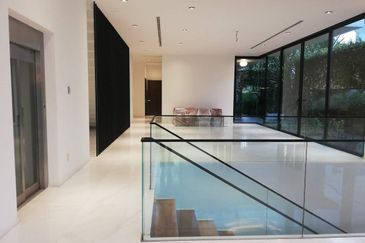 DH - With lift, park 6 cars, walk to shops