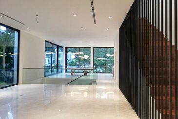 DH - With lift, park 6 cars, walk to shops