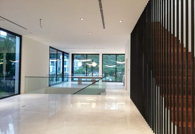 DH - With lift, park 6 cars, walk to shops