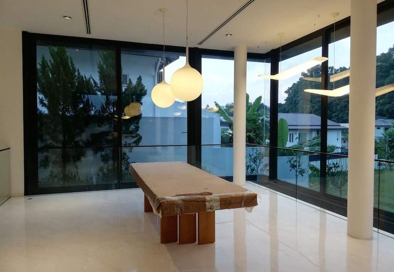 DH - With lift, park 6 cars, walk to shops