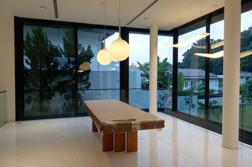 DH - With lift, park 6 cars, walk to shops