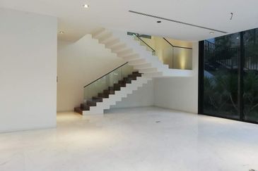 DH - With lift, park 6 cars, walk to shops