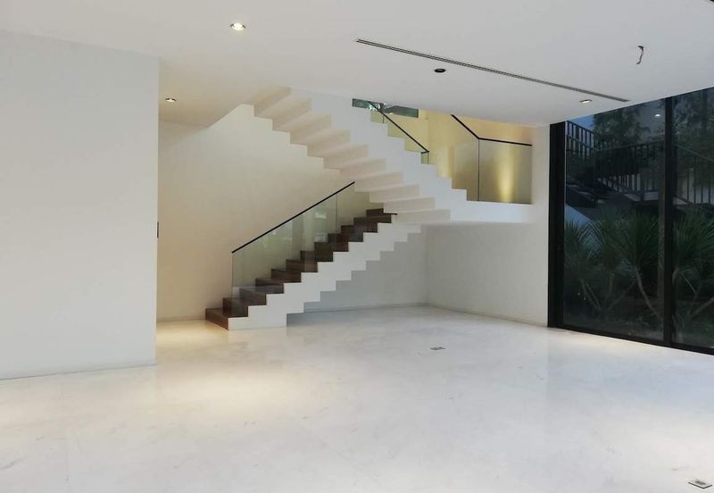 DH - With lift, park 6 cars, walk to shops