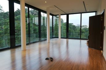 DH - With lift, park 6 cars, walk to shops