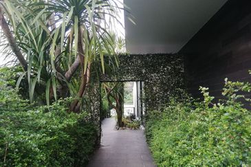 DH - With lift, park 6 cars, walk to shops