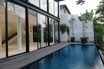 DH - With lift, park 6 cars, walk to shops