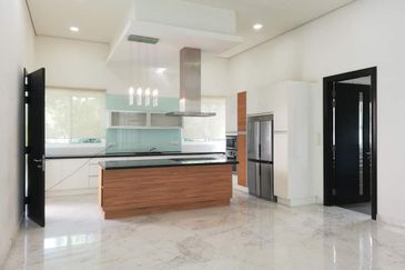 Kenny Hills - Large house, pool and garden