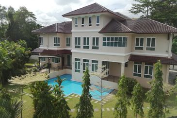 Kenny Hills - Large house, pool and garden