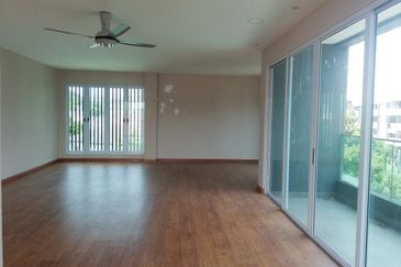 Ampang - 3 storeys, 8 rooms, near shops (15Ksf)