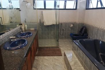 Tropicana Golf -6 room, park 10 car, well maintain