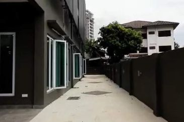 Ampang - 3 storeys, 8 rooms, near shops (15Ksf)