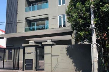 Ampang - 3 storeys, 8 rooms, near shops (15Ksf)