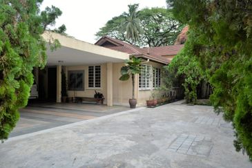 Hidden gem - large pool and garden (21000sf)