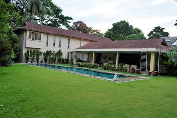 Hidden gem - large pool and garden (21000sf)