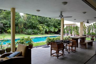 Hidden gem - large pool and garden (21000sf)