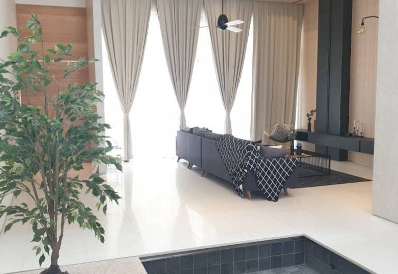 Edge of U-Thant - Gated, furnished