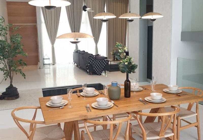 Edge of U-Thant - Gated, furnished