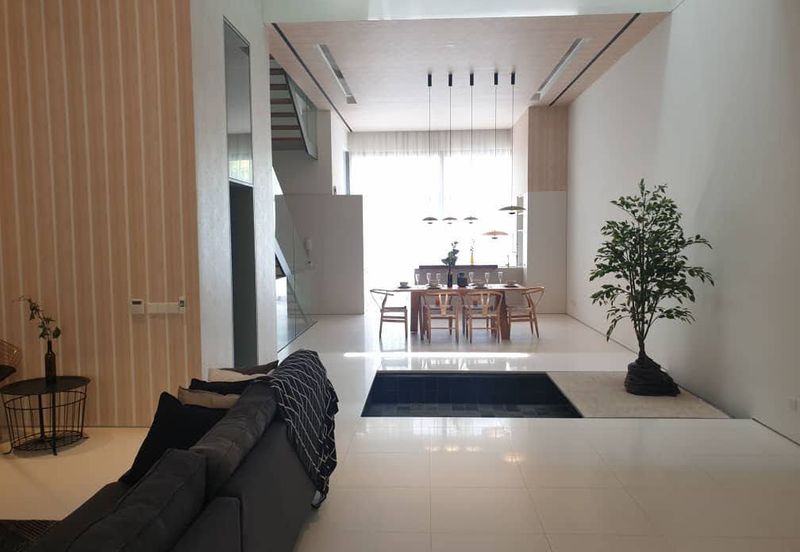 Edge of U-Thant - Gated, furnished