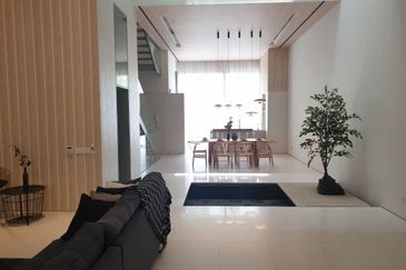 Edge of U-Thant - Gated, furnished