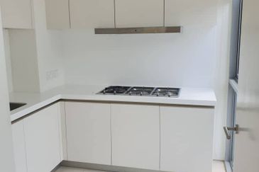 Edge of U-Thant - Gated, furnished