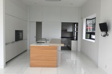 Bangsar - pool, lift (quiet) [Tenanted]