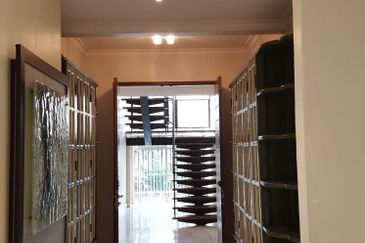 Hidden gem - large pool and garden (21000sf)