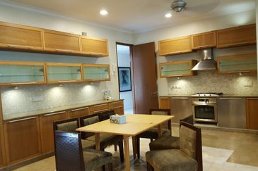 Hidden gem - large pool and garden (21000sf)