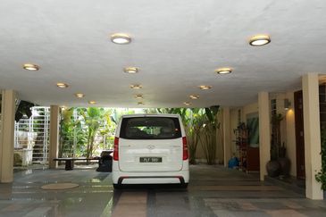 Hidden gem - large pool and garden (21000sf)