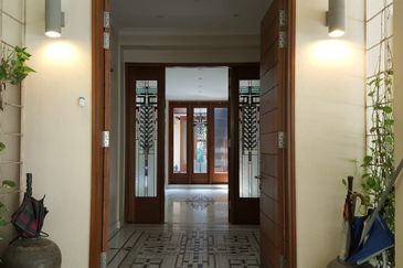 Hidden gem - large pool and garden (21000sf)