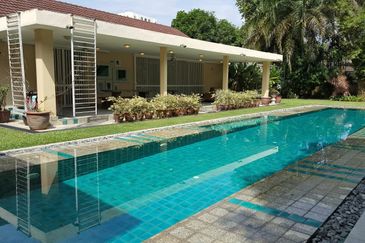 Hidden gem - large pool and garden (21000sf)