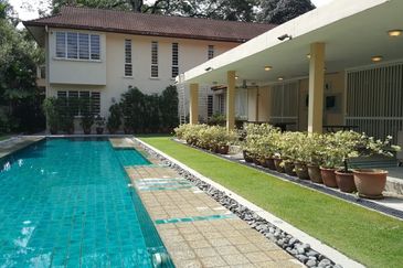 Hidden gem - large pool and garden (21000sf)