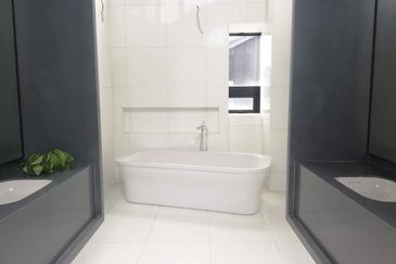 Bangsar - pool, lift (quiet) [Tenanted]