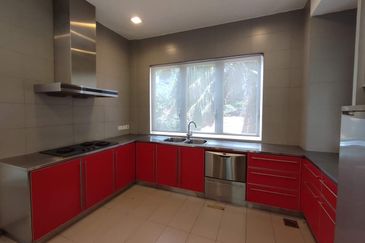 Large pool, park 8 cars (GOOD BUY!!) 