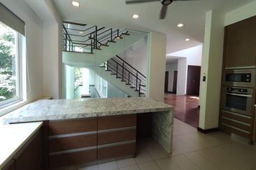 Large pool, park 8 cars (GOOD BUY!!) 