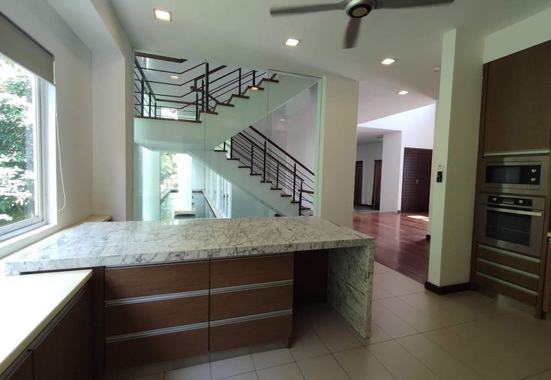 Large pool, park 8 cars (GOOD BUY!!) 